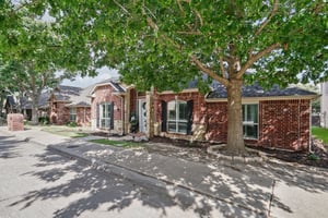 Briar Oaks Dr-002.jpg