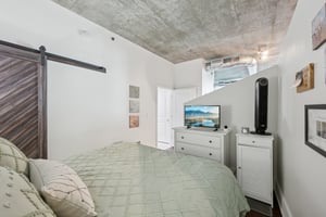 943 Peachtree St NE 705-S2001-013.jpg