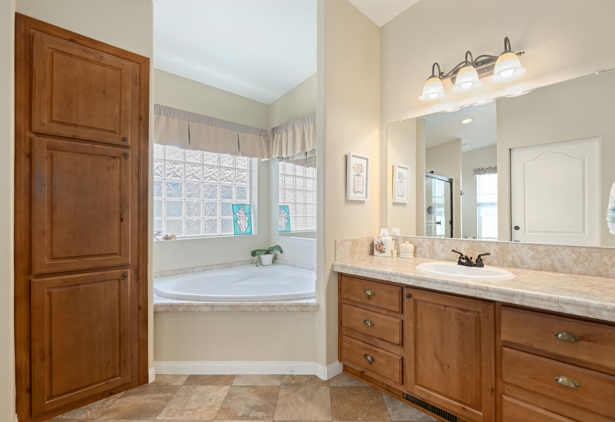 19-PrimaryBathroom
