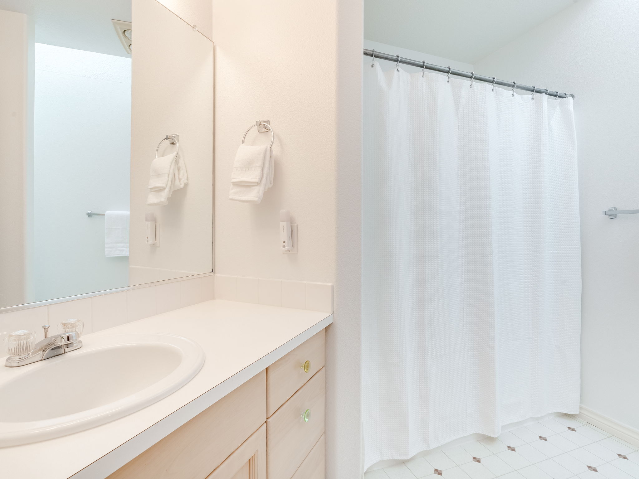 Bathroom (upstairs)