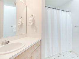 Bathroom (upstairs)