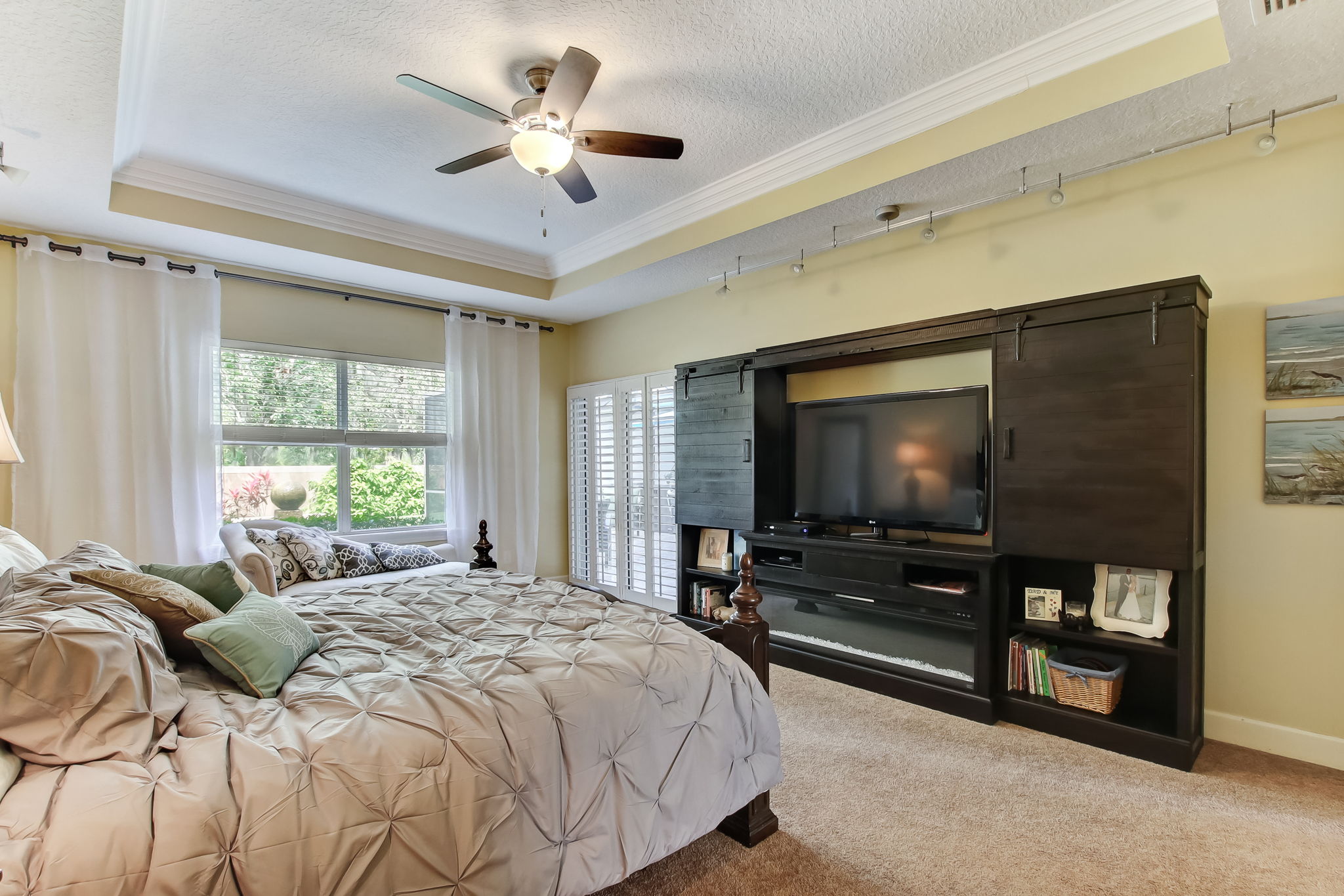 Master Suite with Tray Ceiling