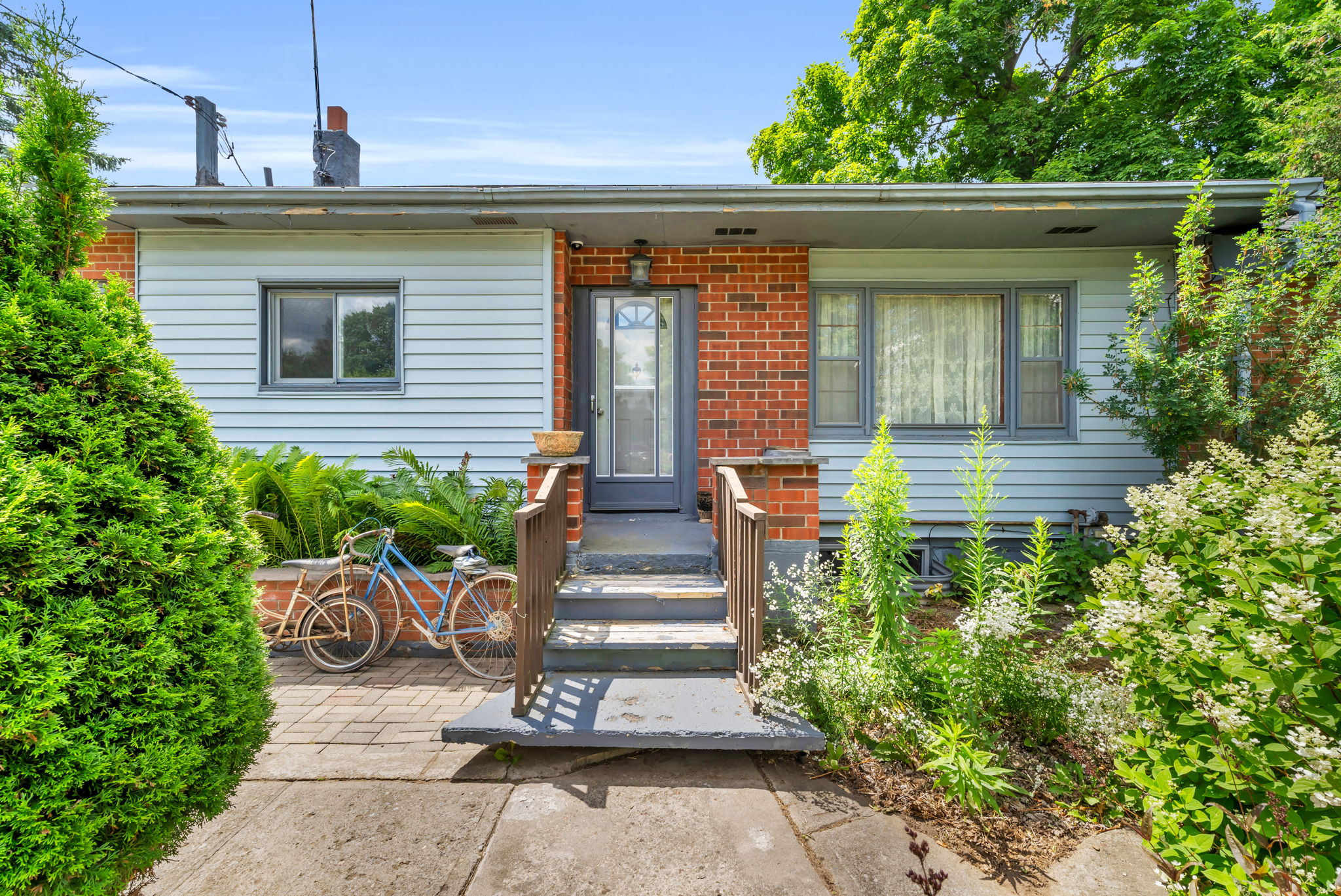 Front Porch/Entrance