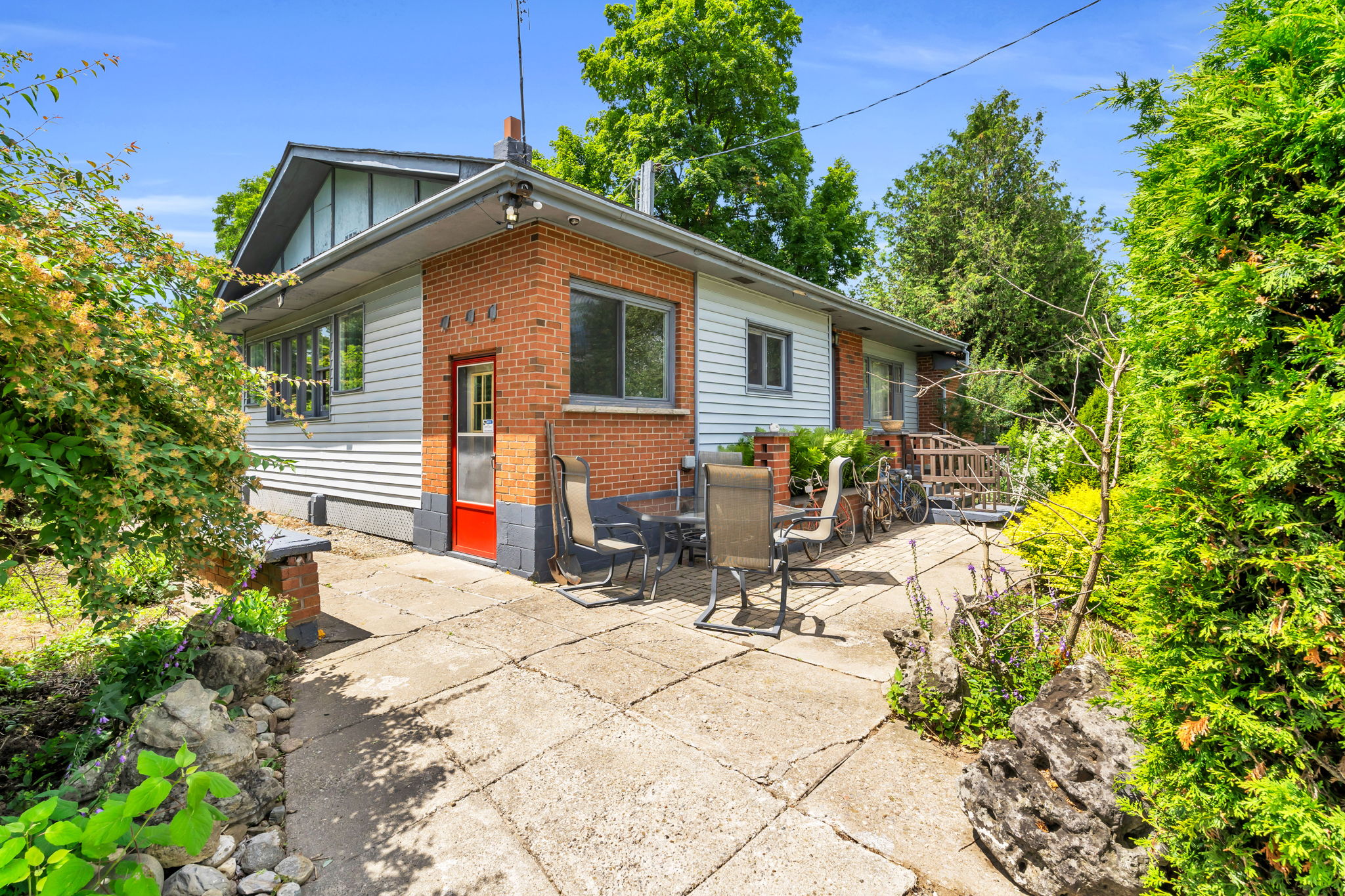 Front Porch/Entrance