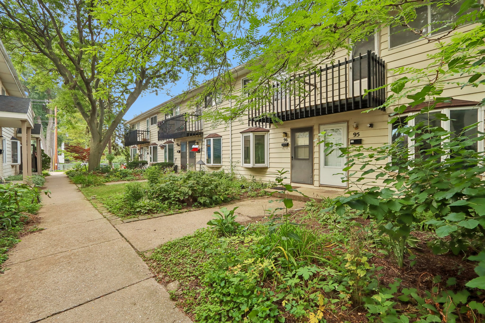 95 S Lakewood Gdns Ln-S0209-002.jpg