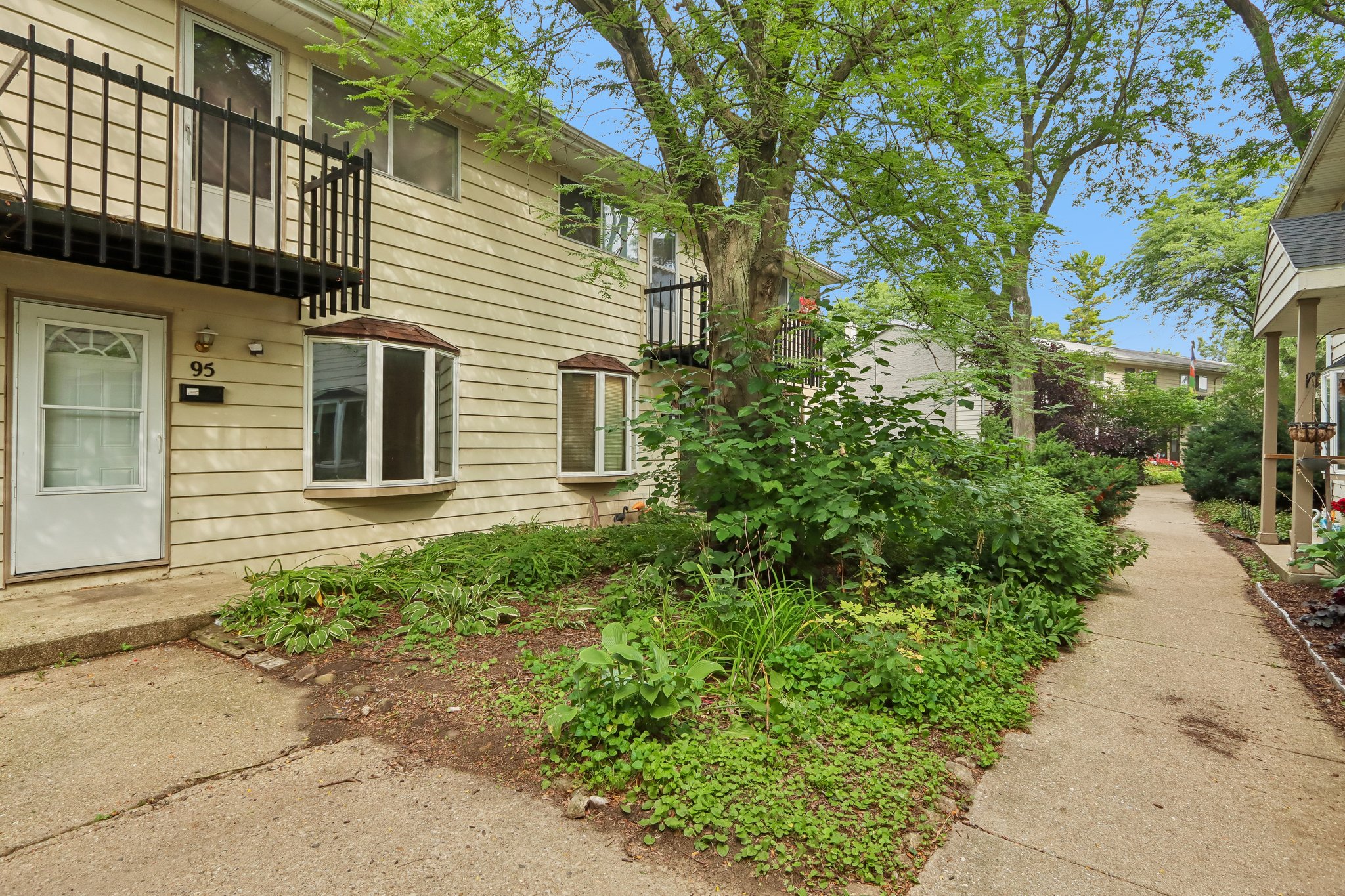 95 S Lakewood Gdns Ln-S0209-003.jpg