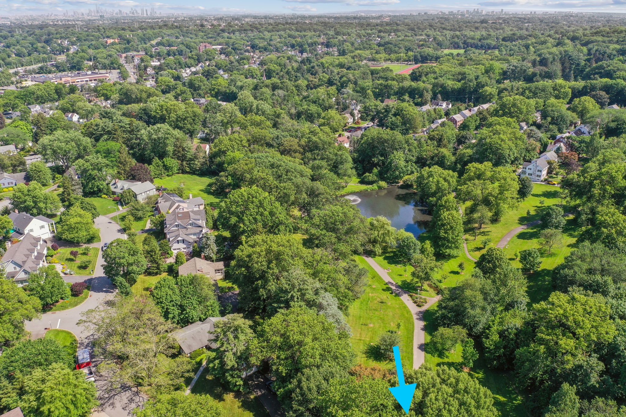 A hidden treasure at the end of your street. With Manhattan on the horizon, the skyline reminds you how close you are. The park reminds you why you came. The arrow leads you home!
