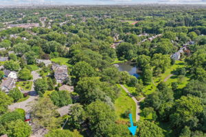 A hidden treasure at the end of your street. With Manhattan on the horizon, the skyline reminds you how close you are. The park reminds you why you came. The arrow leads you home!