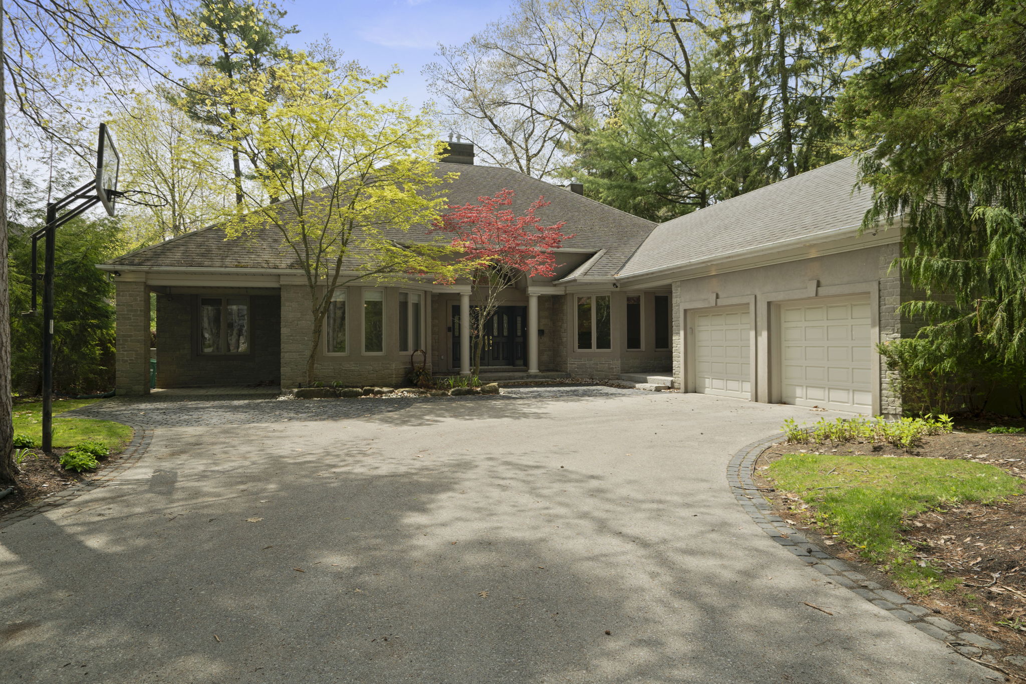 950 Whittier Crescent Mississauga, ON L5H 2X3