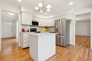 Refreshed kitchen w/ stainless steel appliances