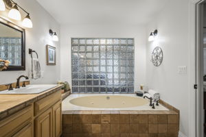 Primary Bathroom/Spa Tub