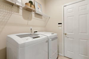 Laundry Room off Grage