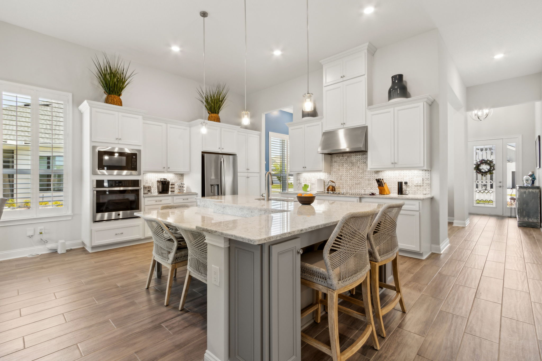 Large island with seating,