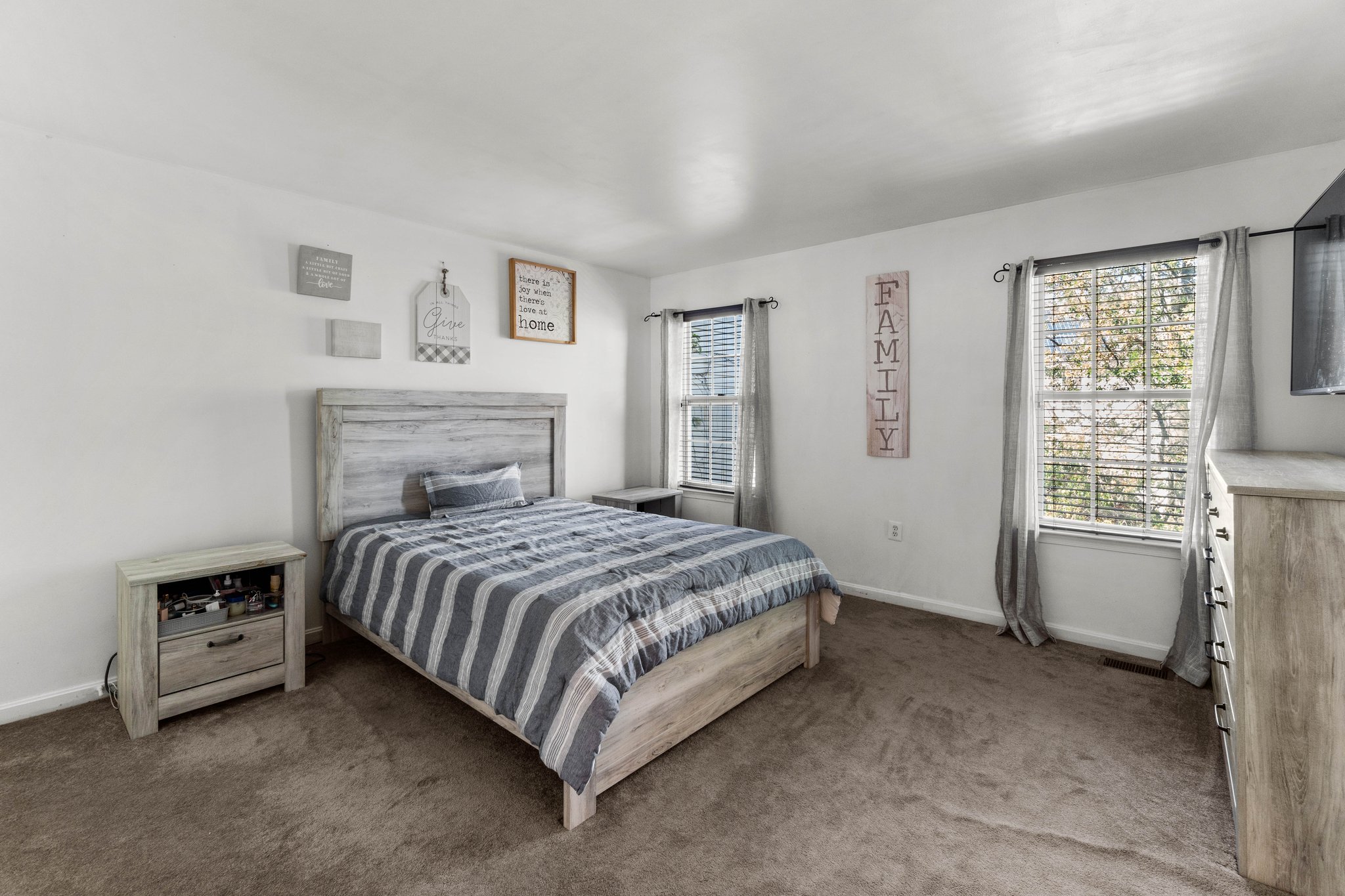 26. Upper bedroom.jpg