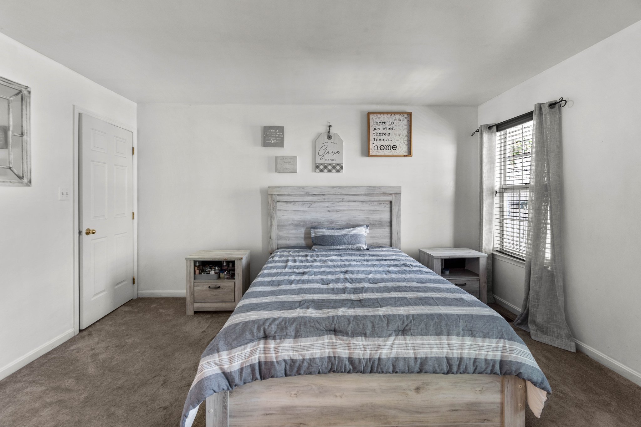 27. Upper bedroom.jpg