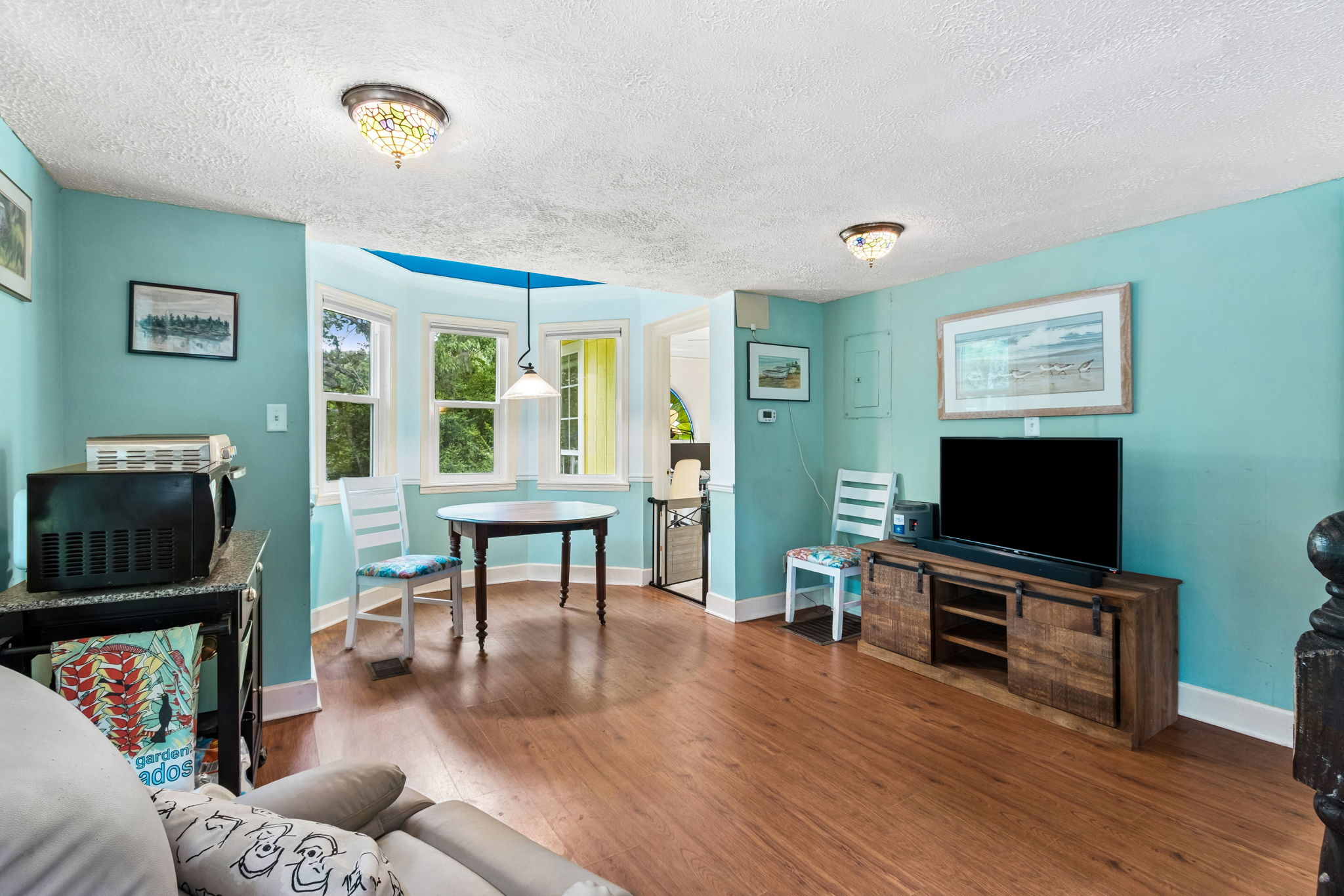 Living Room/Dining Area