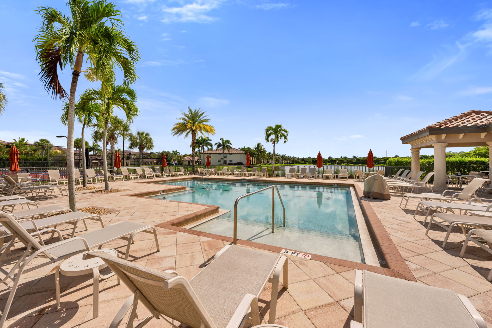 Trevi - Pool Just Steps From Unit