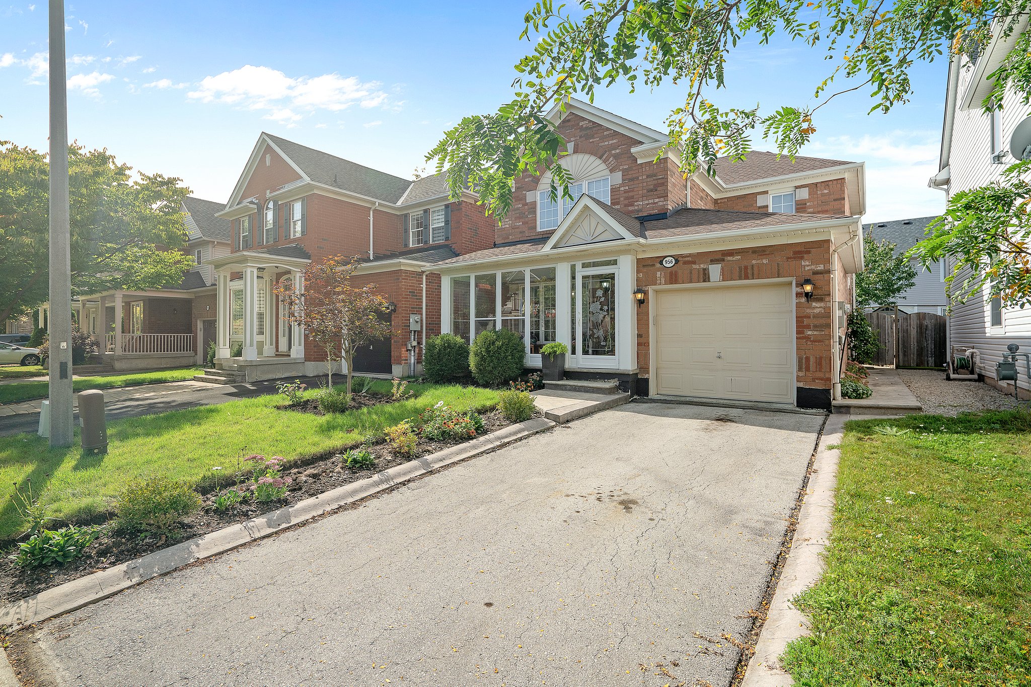 956 Huffman Crescent Milton, ON L9T 6M7