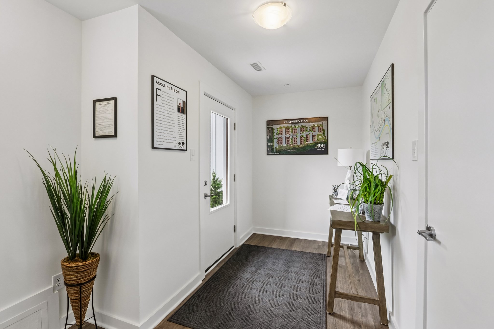 Riverplace Dr-S0105-006.jpg