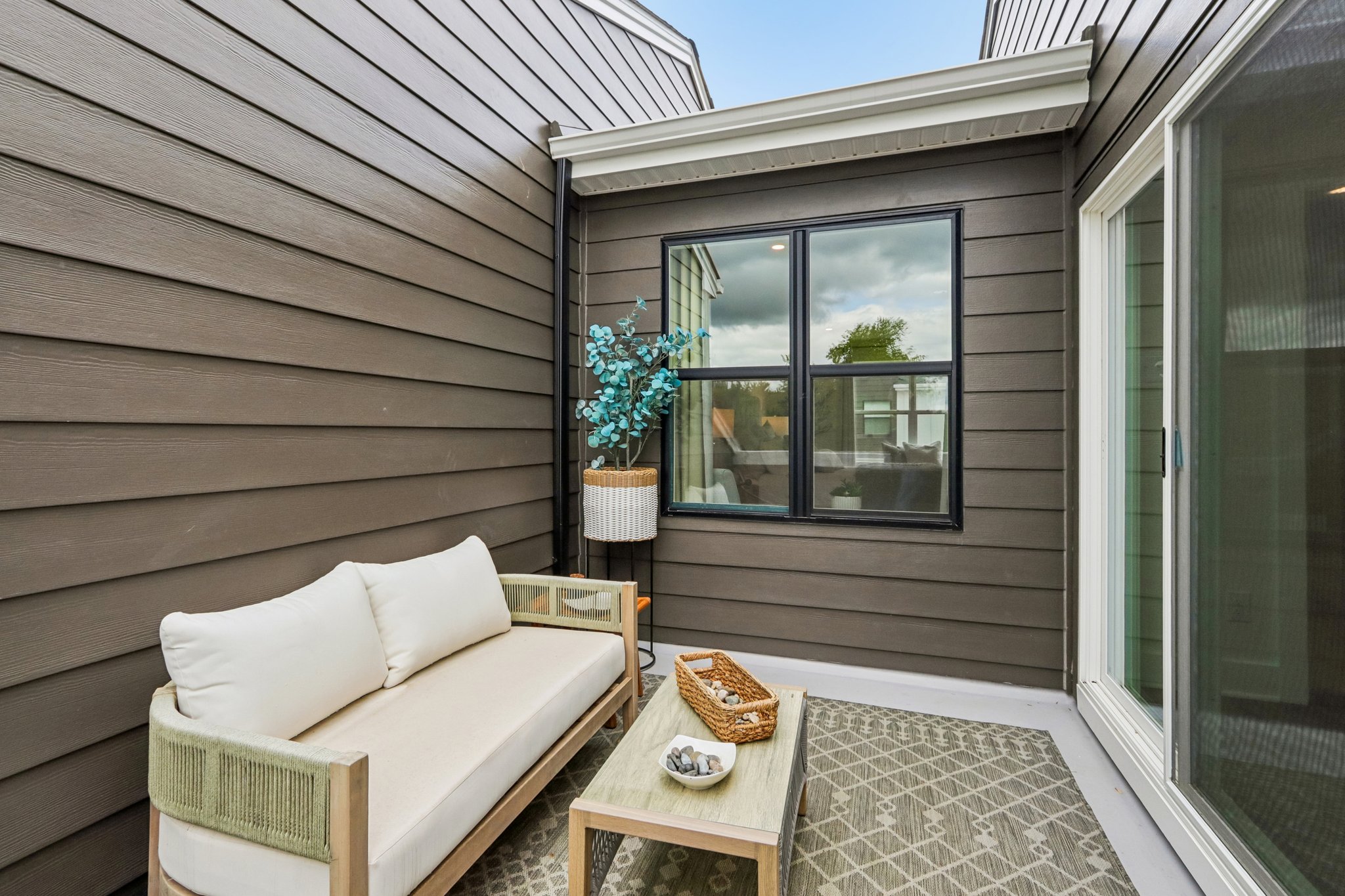 Riverplace Dr-S0105-059.jpg