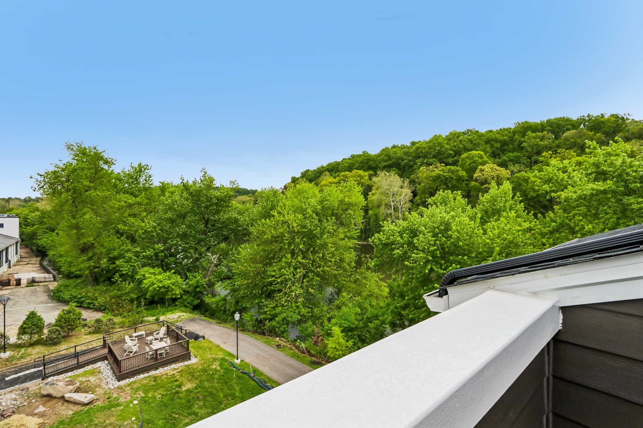 Riverplace Dr-S0105-061.jpg