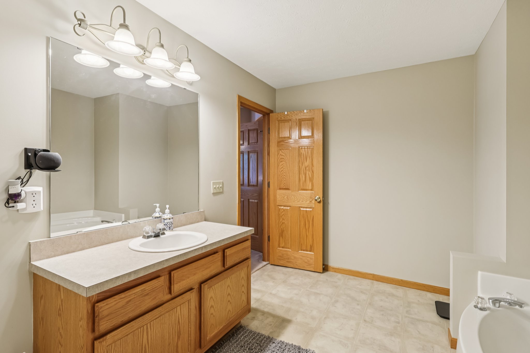 Devonwood Dr-S1107-057.jpg