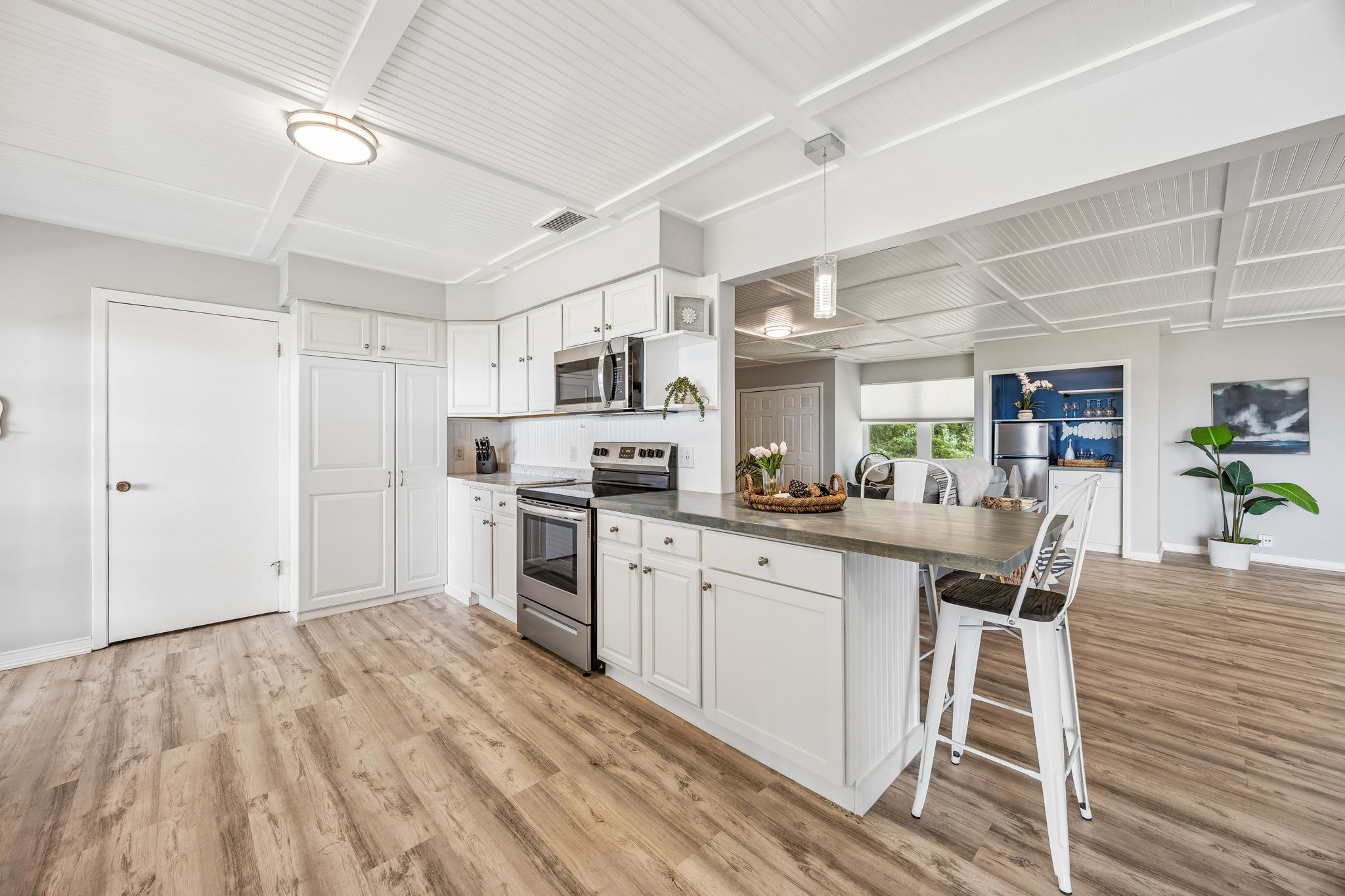 A wide island anchors the space, creating a natural gathering spot for family and friends.