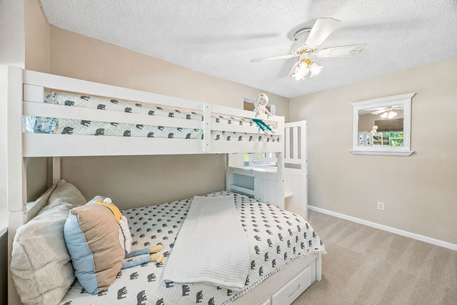 Its flexible layout leaves room to adapt the space as needs change.