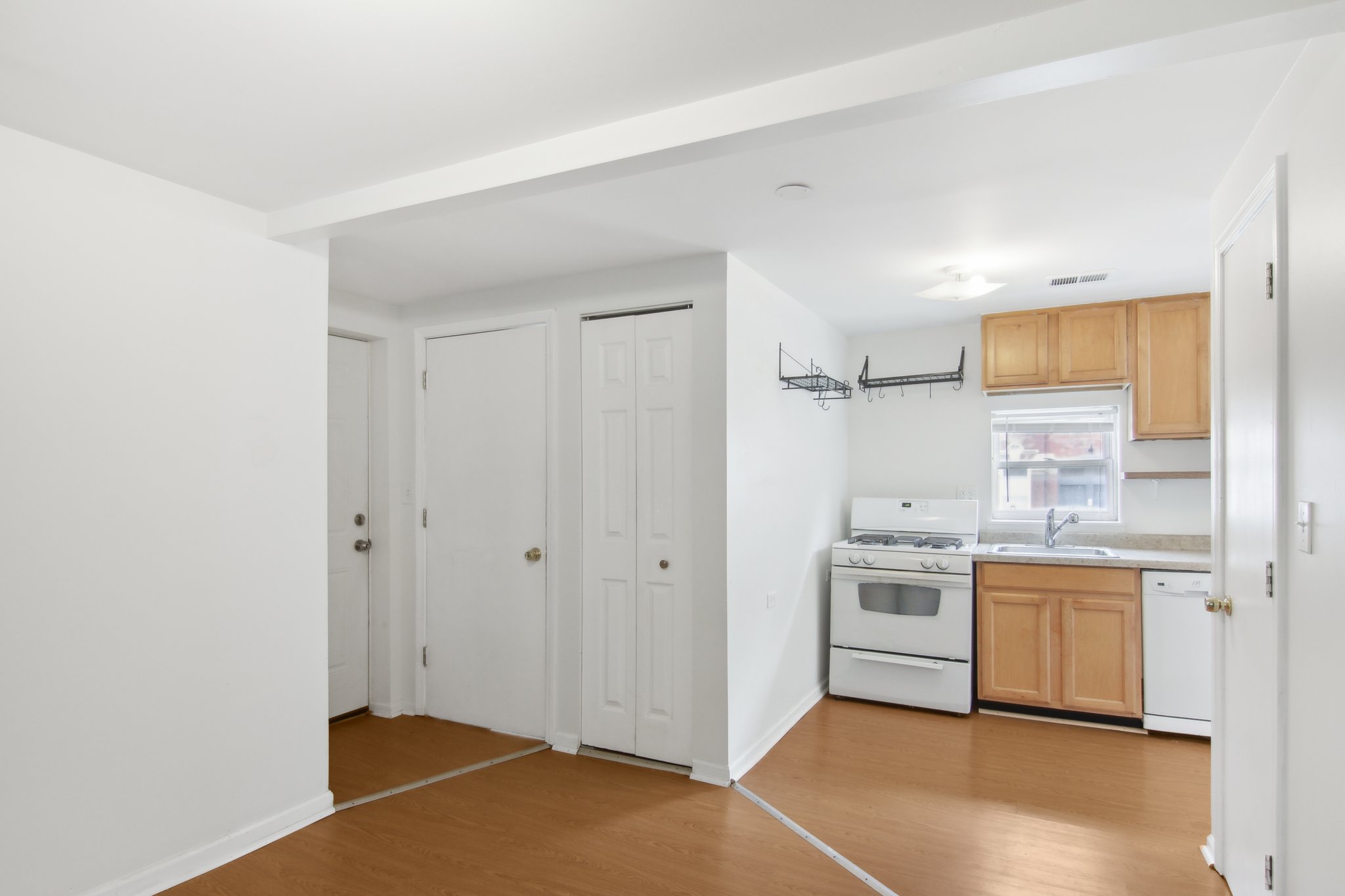 958 N Honore st apt 2R-002.jpg