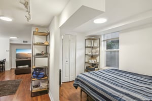 958 N Honore St apt 1R-008.jpg