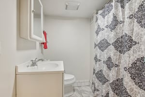 958 N Honore St apt 1R-010.jpg