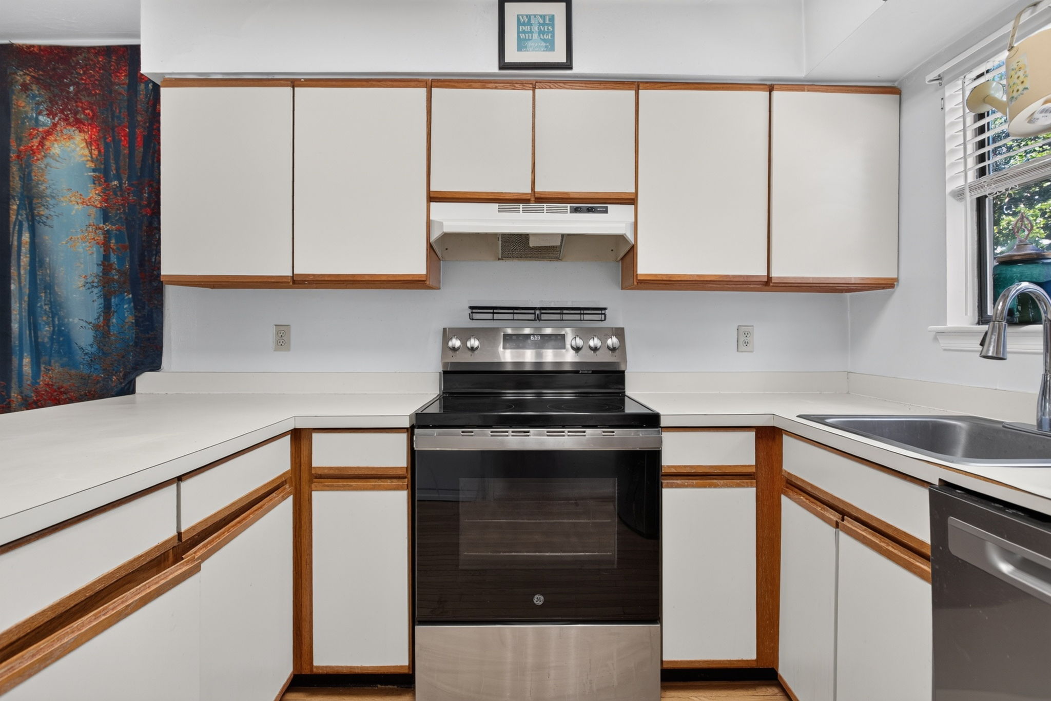 BREAKFAST BAR FOR INFORMAL SEATING
