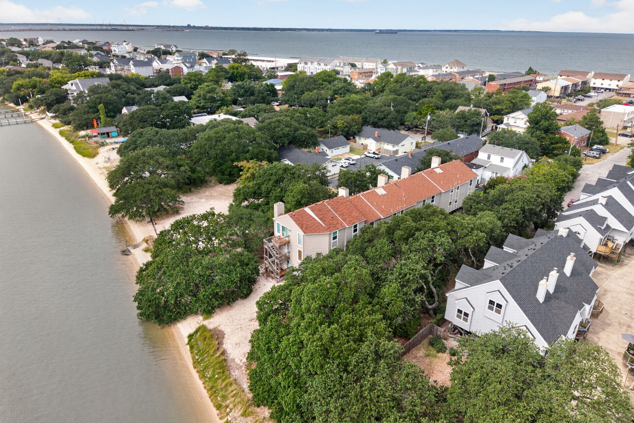 COASTLINE TO DISCOVER ON BAY