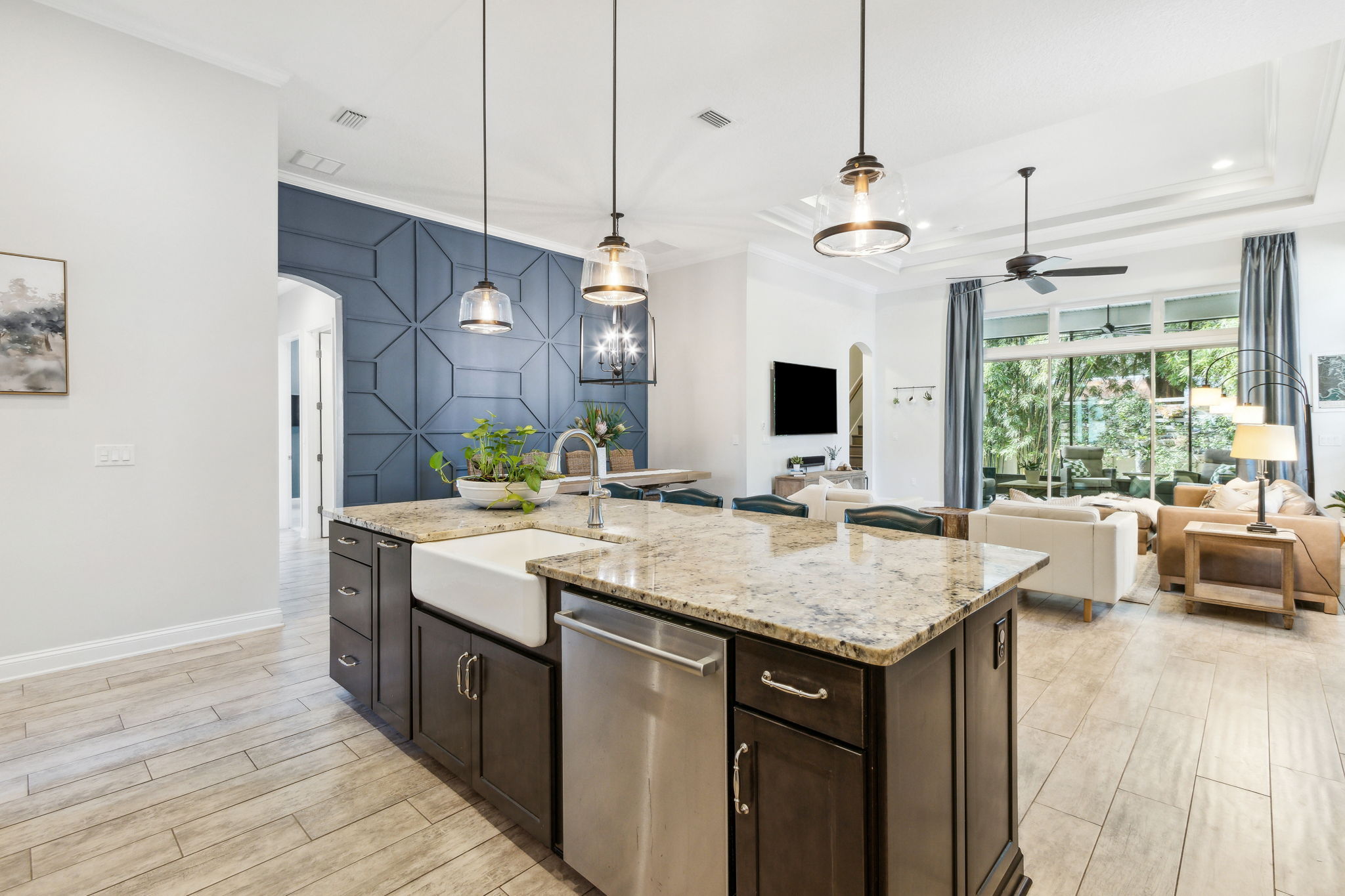 ...brings depth and contrast to this kitchen.