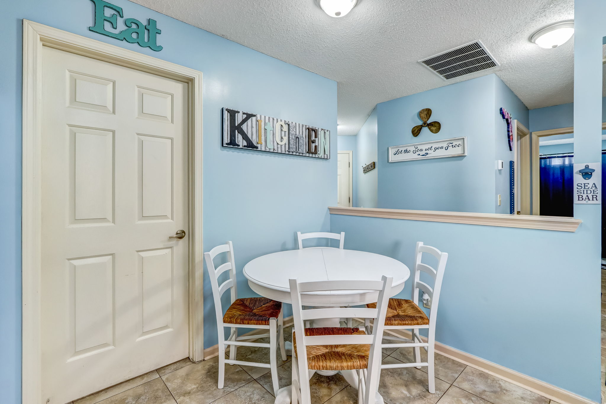 Kitchen/Breakfast Area