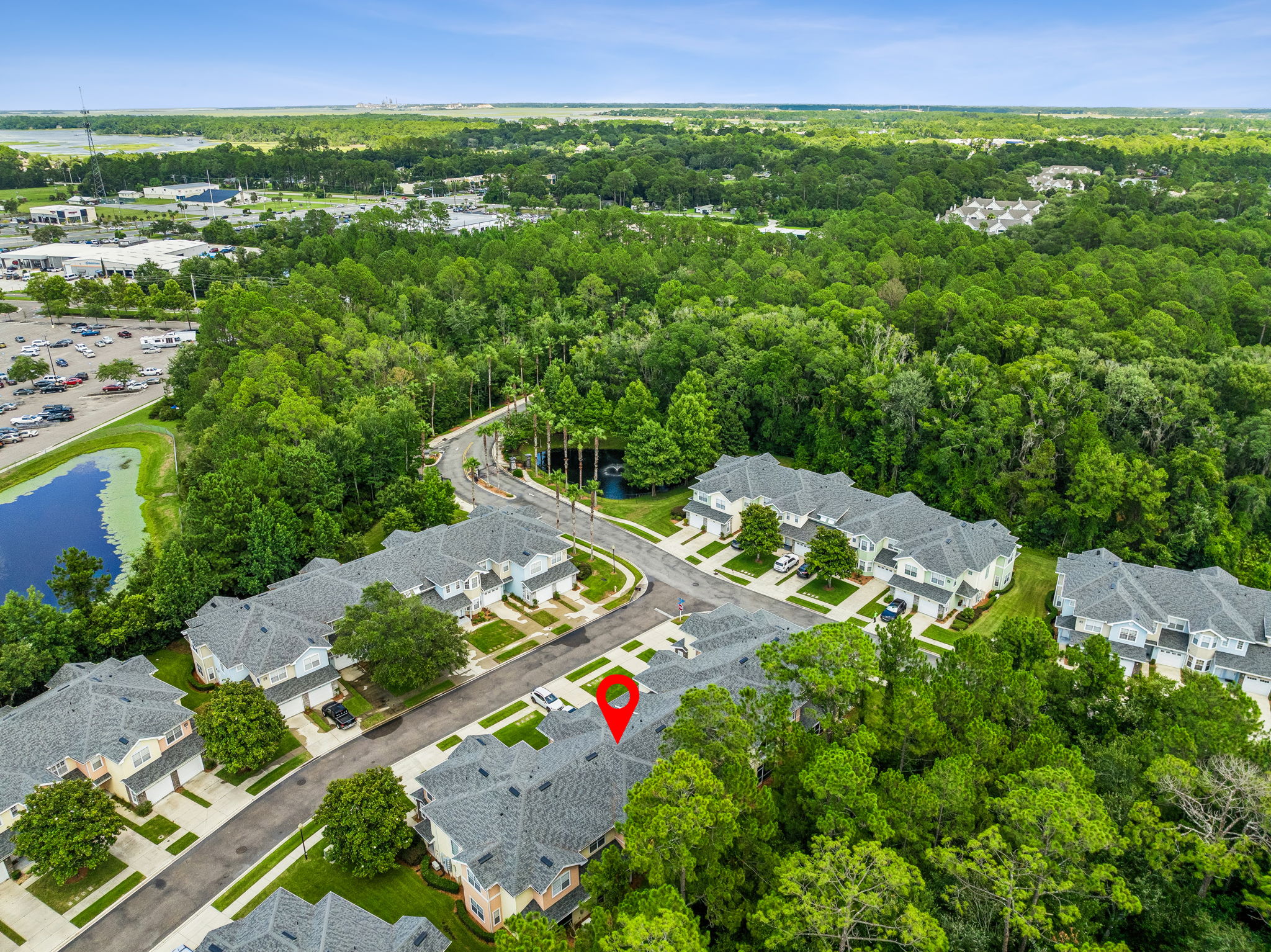 Beautiful Condo Located in Gated Community.