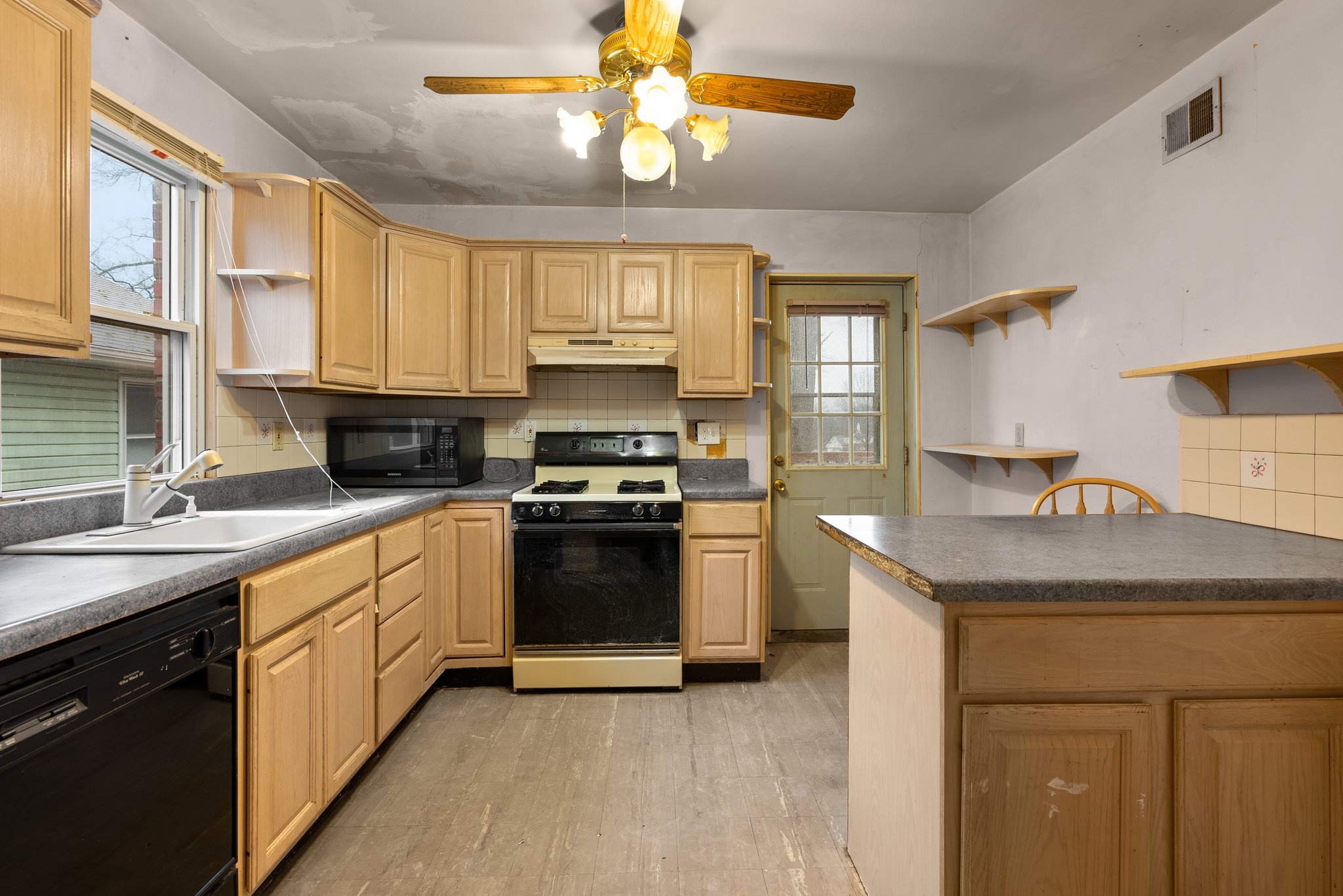 09. 9609 49th PL.jpg