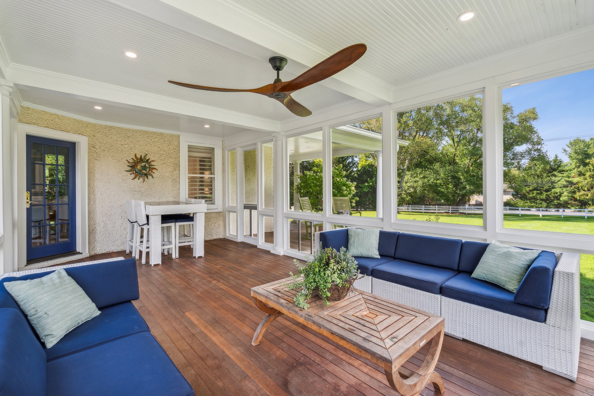 Expansive Screened in Porch