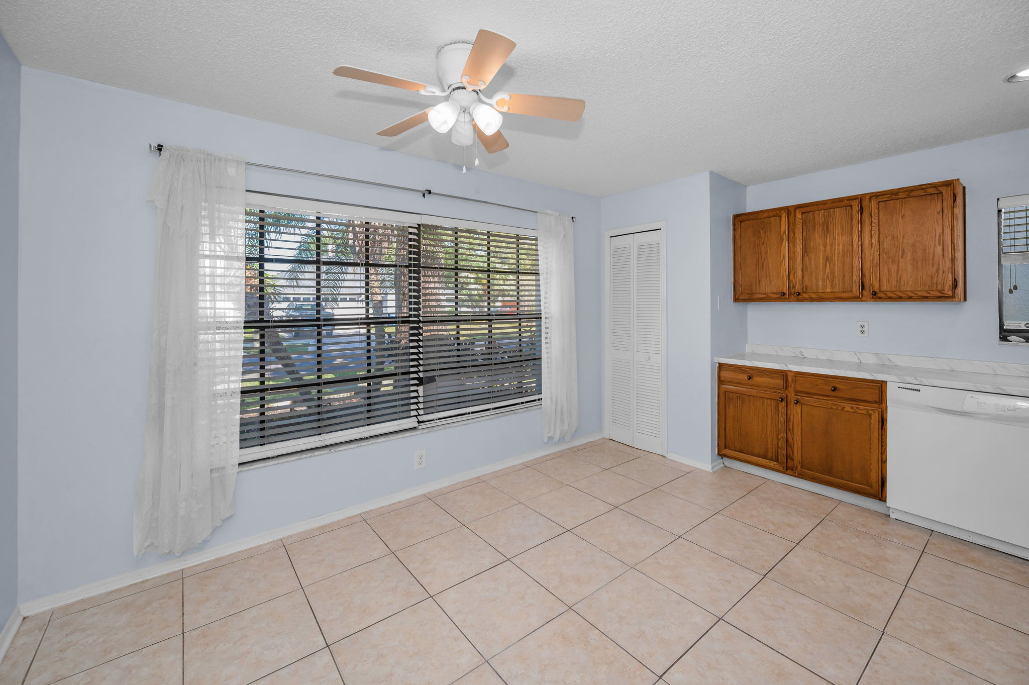 Kitchen Eat-in Area1-3