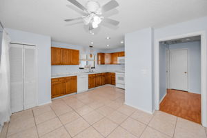 Kitchen Eat-in Area3-3