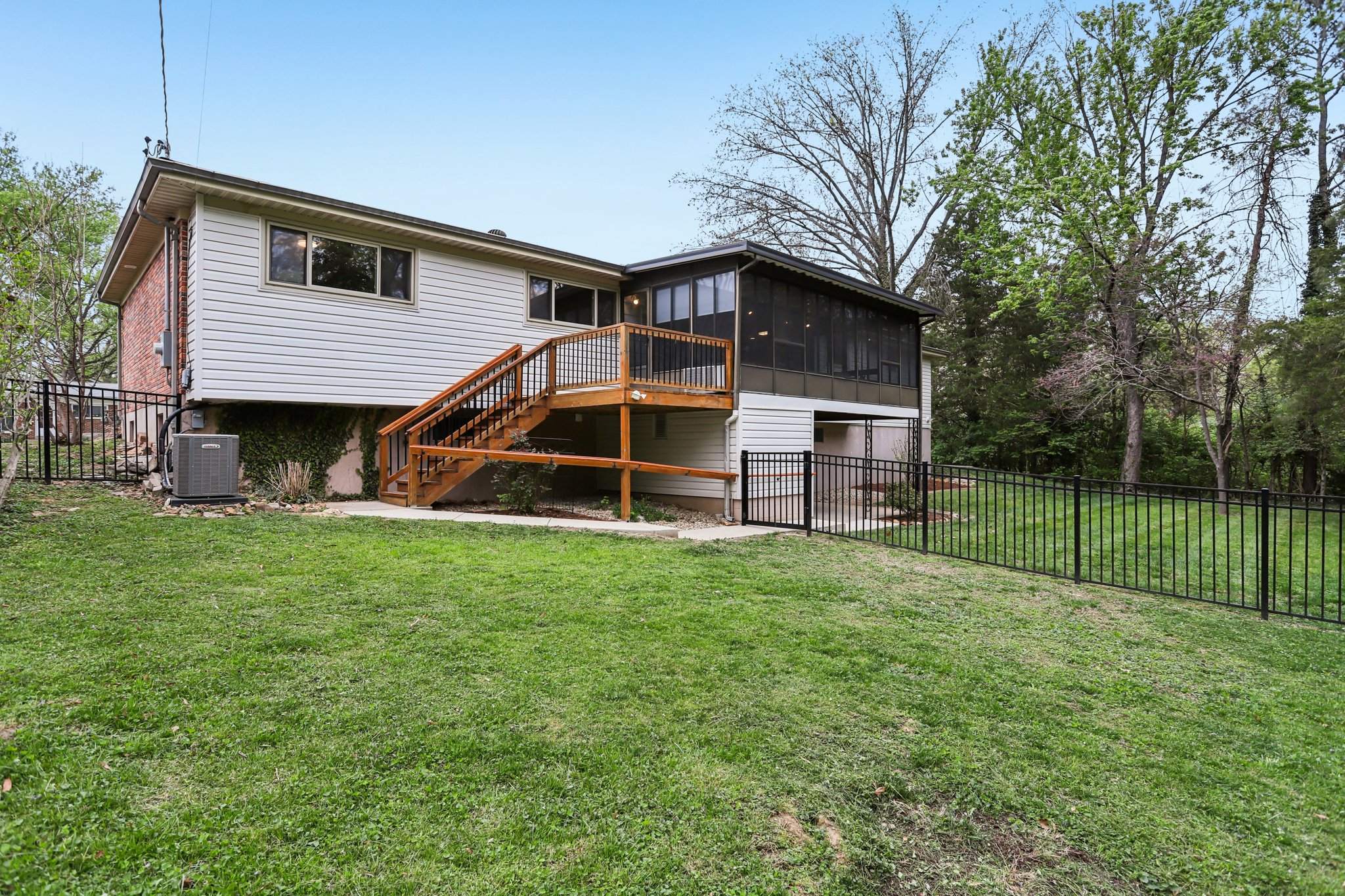 Yorkshire Estates Dr-S1104-034.jpg