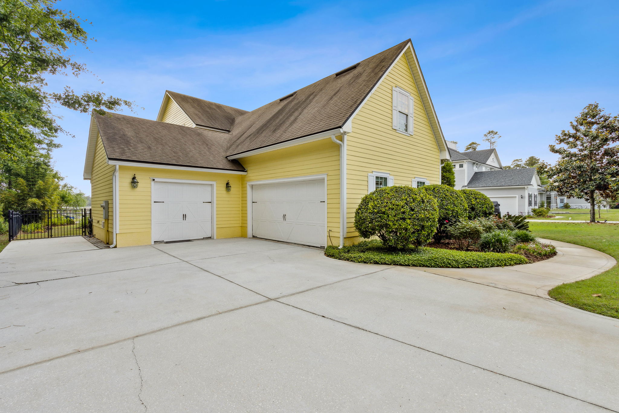 Side View/Garage