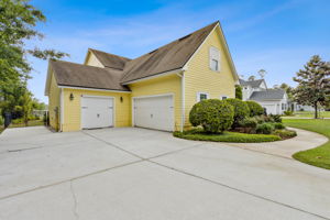 Side View/Garage