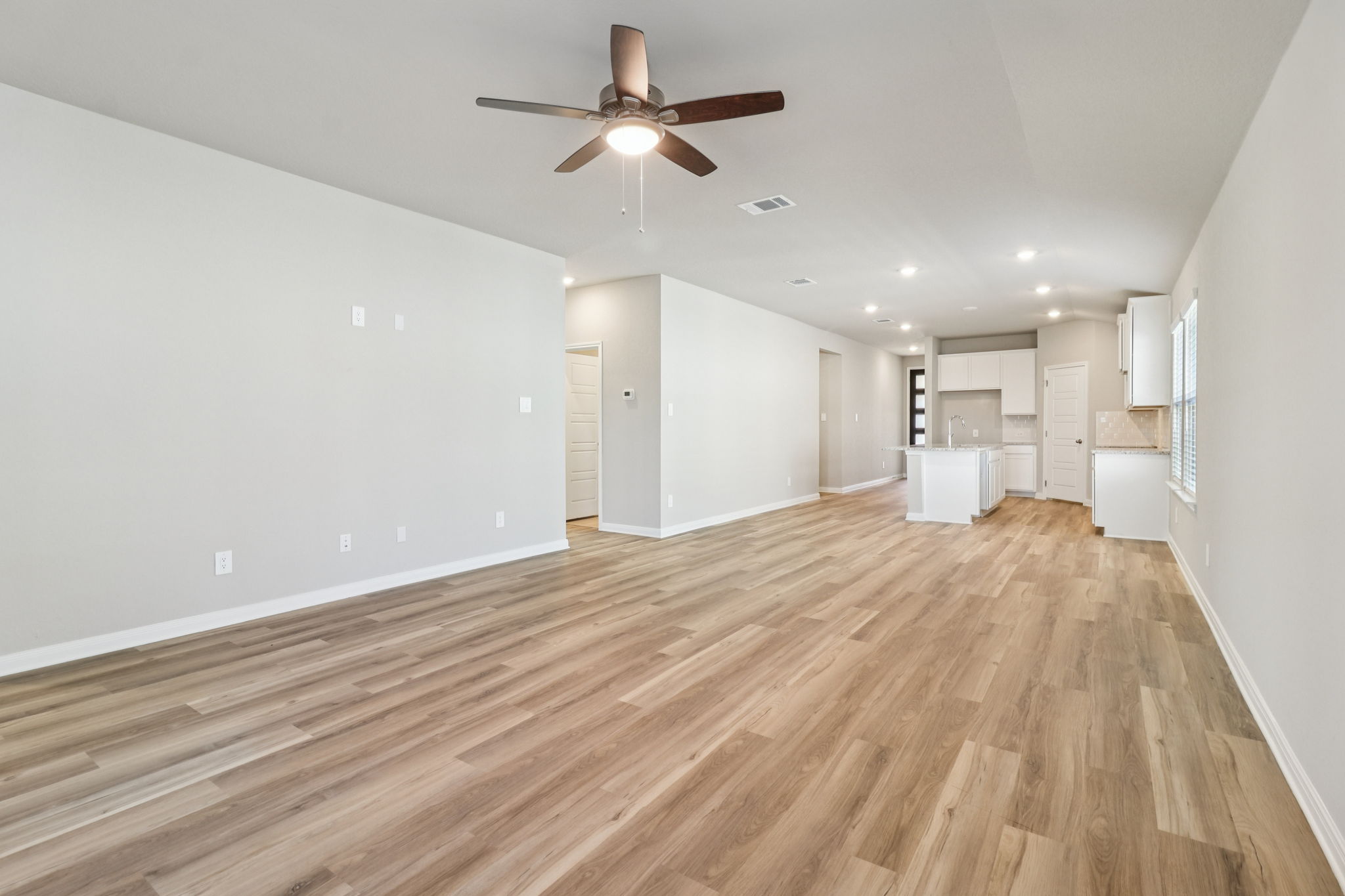 San Antonio East - Catalina - 9619 Grand Via Blvd Converse TX 78109 - 011