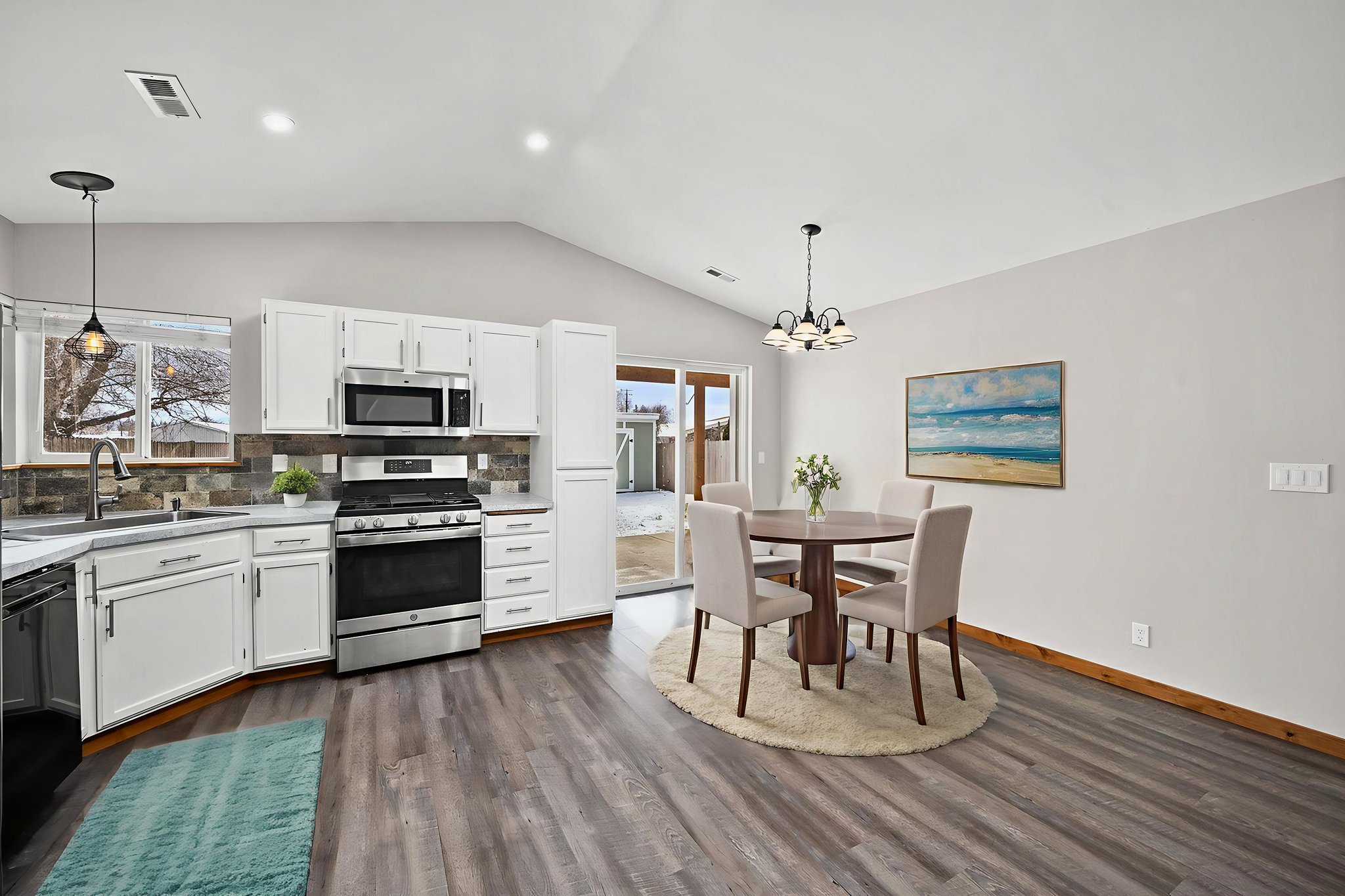 DSC_2918 virtually staged.jpeg