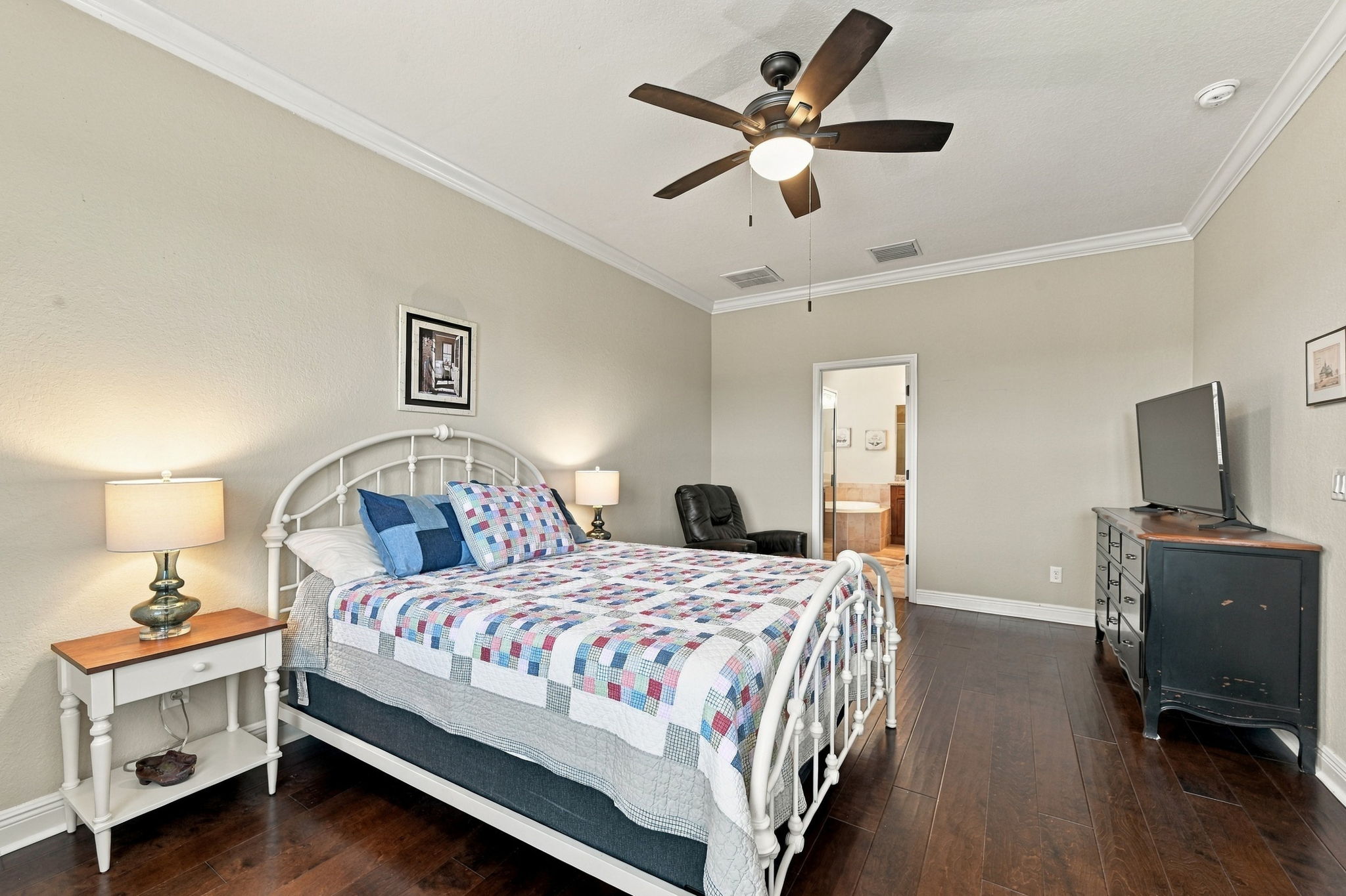 Primary Bedroom1b