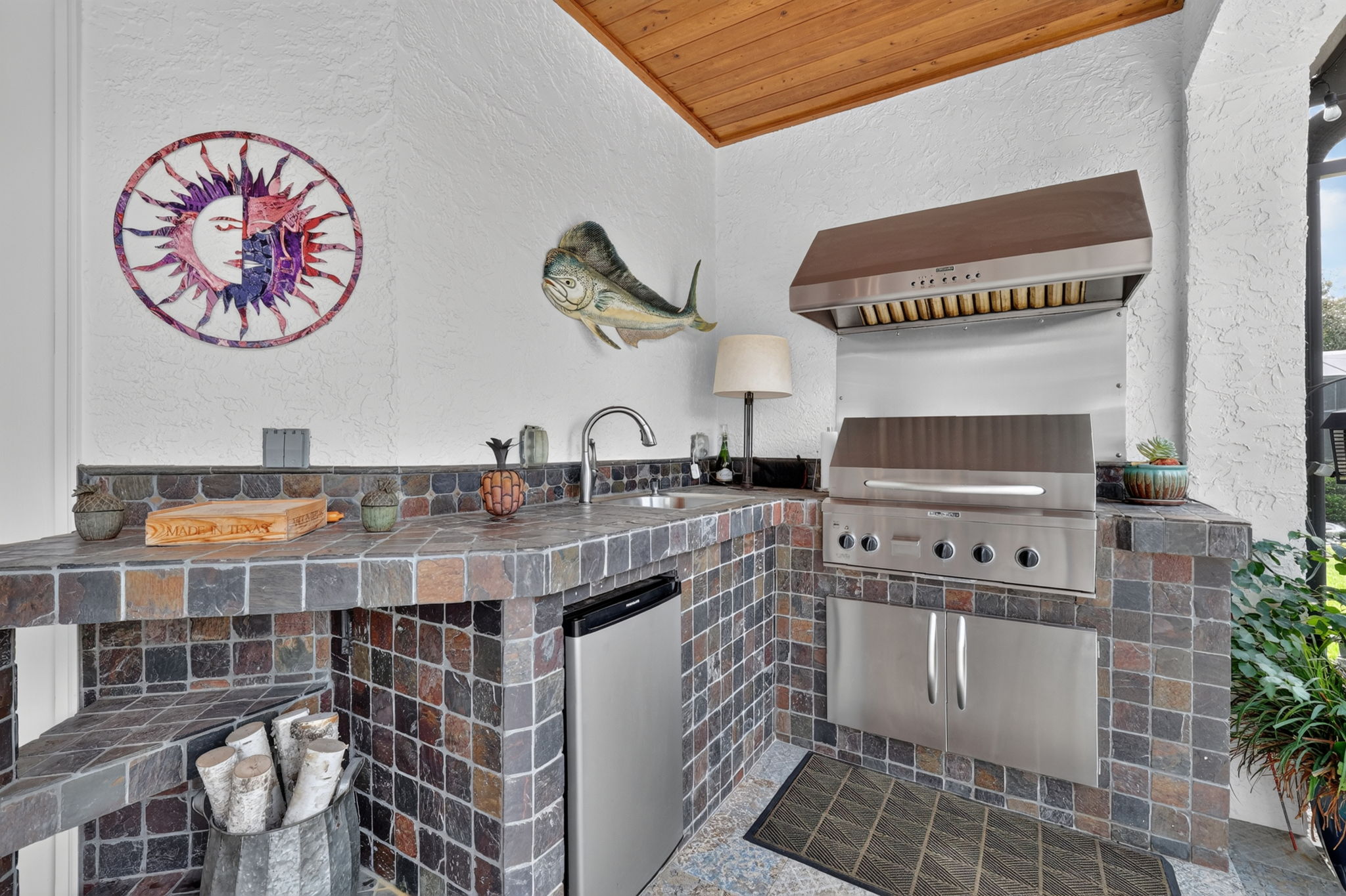 Outdoor Kitchen w/ Natural Gas Grill, Refrigerator & Sink