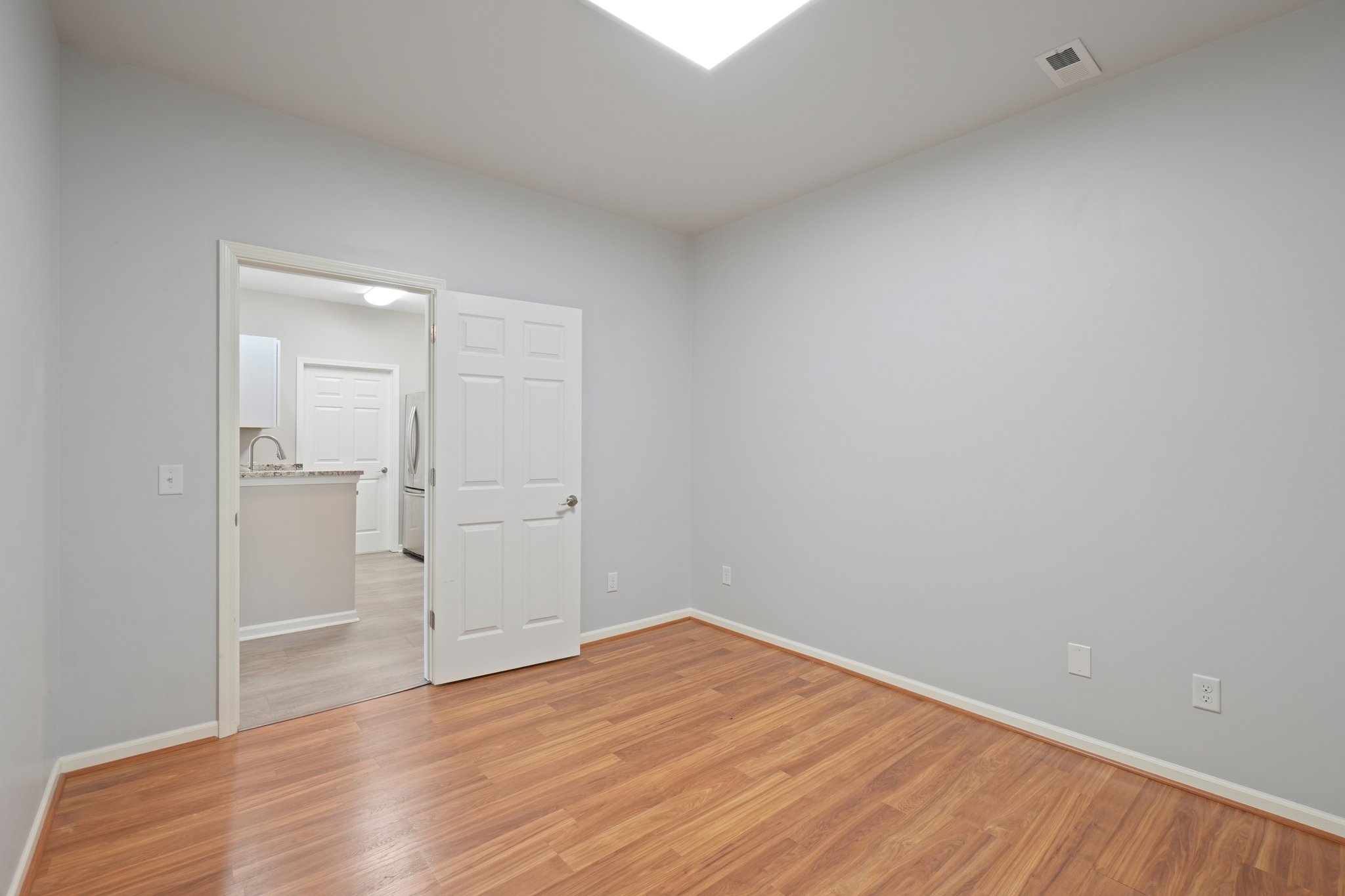 Lakeside Dr 68-S1504-027.jpg