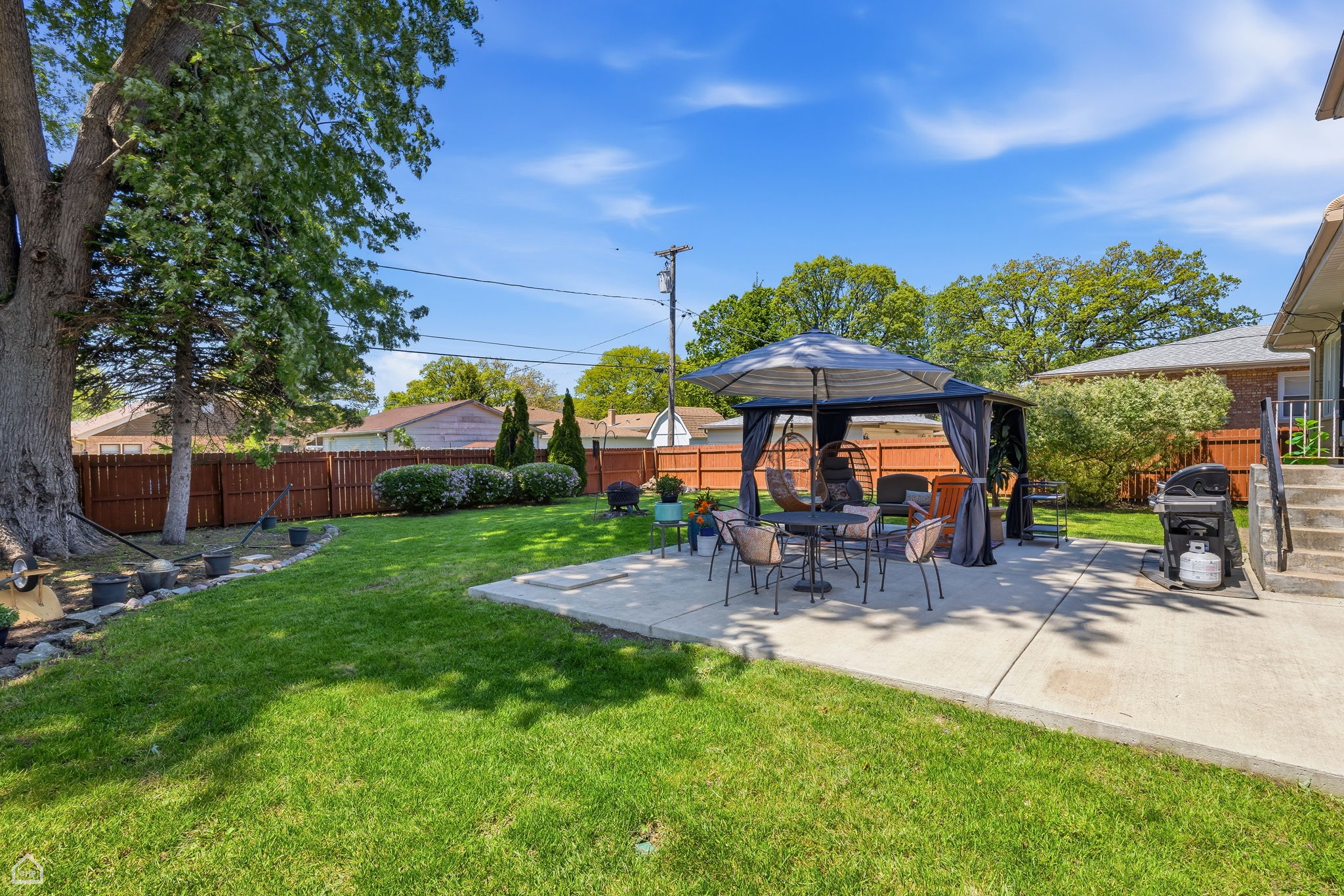 Oversized fenced yard