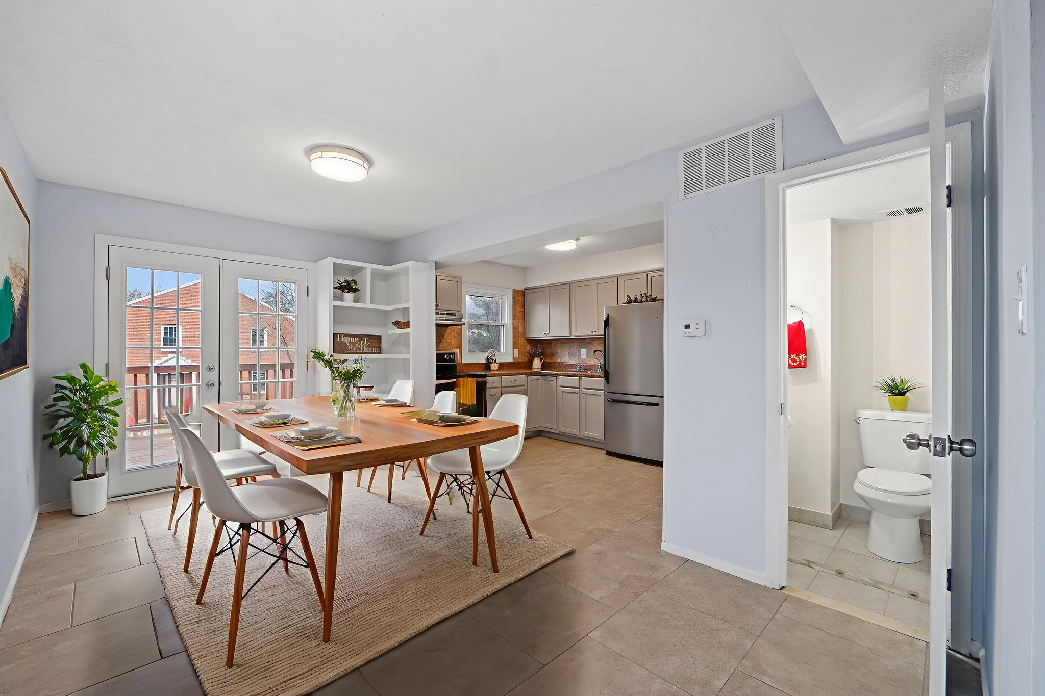 DSC00470 virtually staged.jpeg